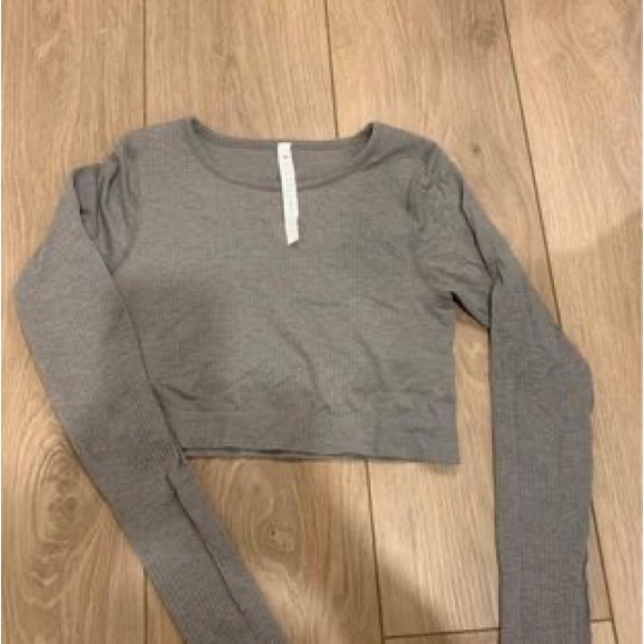 Lululemon crop top slightly used - Picture 1 of 3